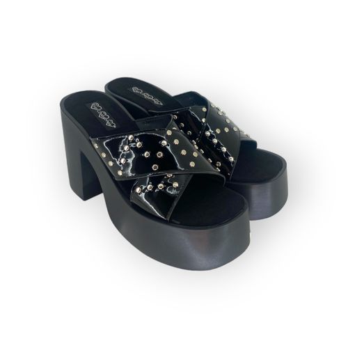 Zueco Outlet Tira Cruz Tachas Charol Negro