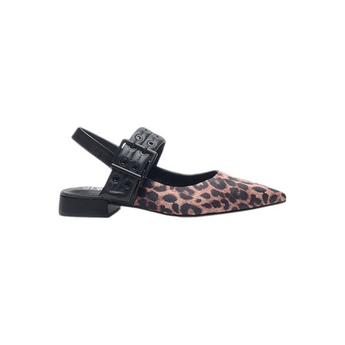 Chata A Pie Camua Print
