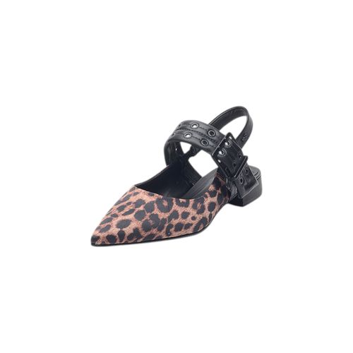 Chata A Pie Camua Print